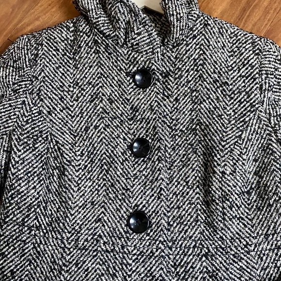 Old Navy Black and White jacket with gold thread - Picture 3 of 6